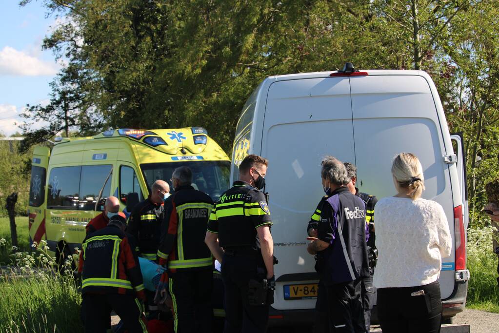 Wielrenner belandt in sloot na aanrijding