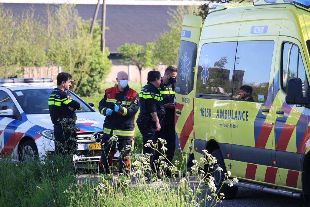 Wielrenner belandt in sloot na aanrijding