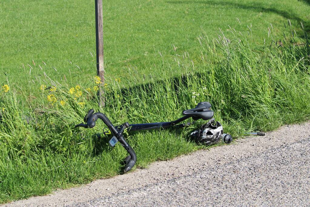 Wielrenner belandt in sloot na aanrijding