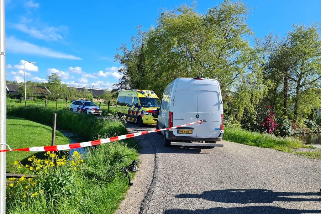 Wielrenner belandt in sloot na aanrijding