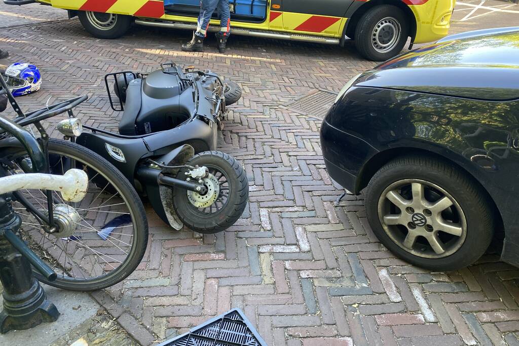 Scooterrijder onder invloed van alcohol botst op auto