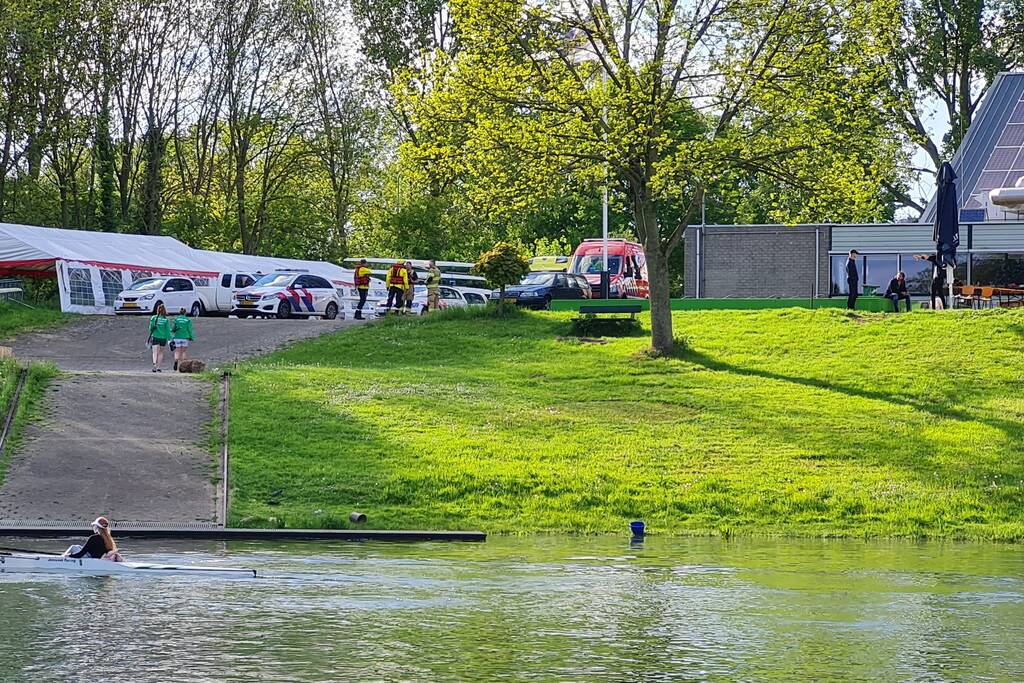 Persoon raakt te water