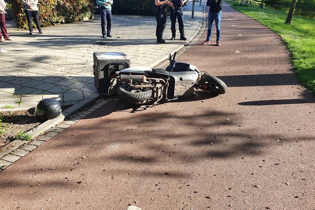 Bezorger ten val met scooter