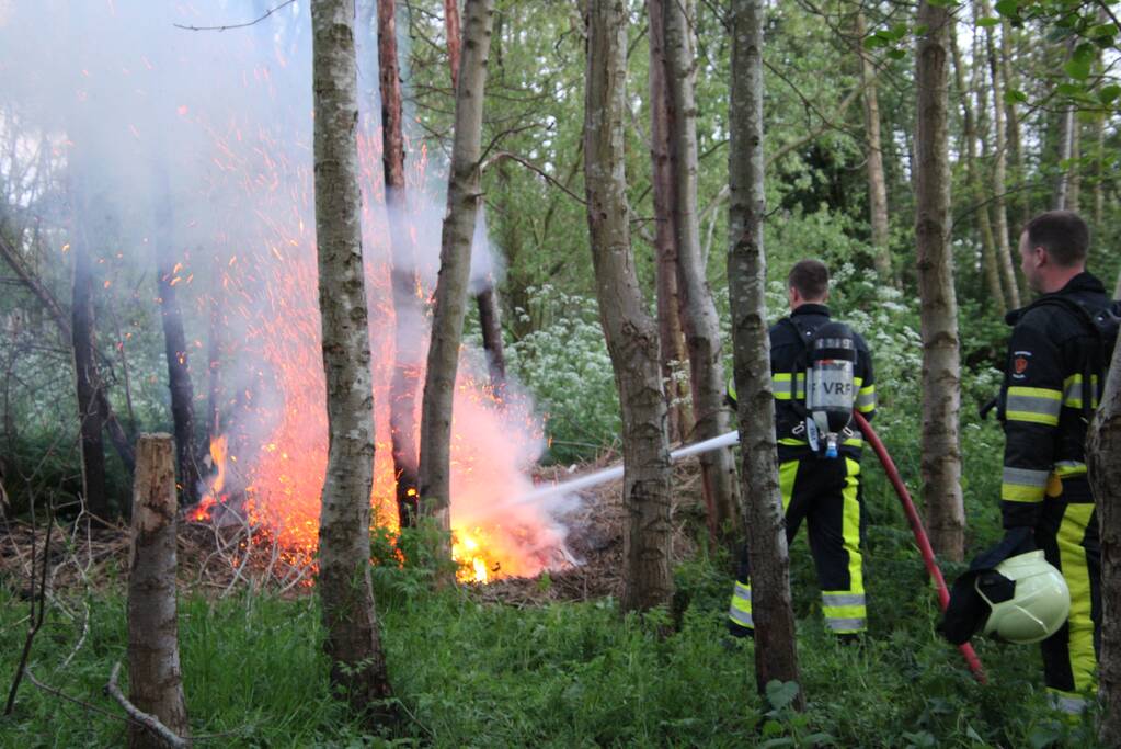 Brandweer blust brandend riet