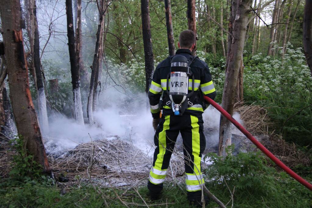 Brandweer blust brandend riet