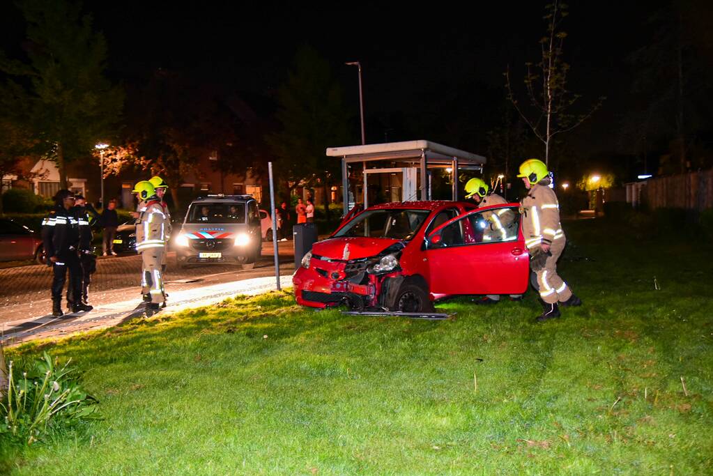 Personenauto botst in bushok