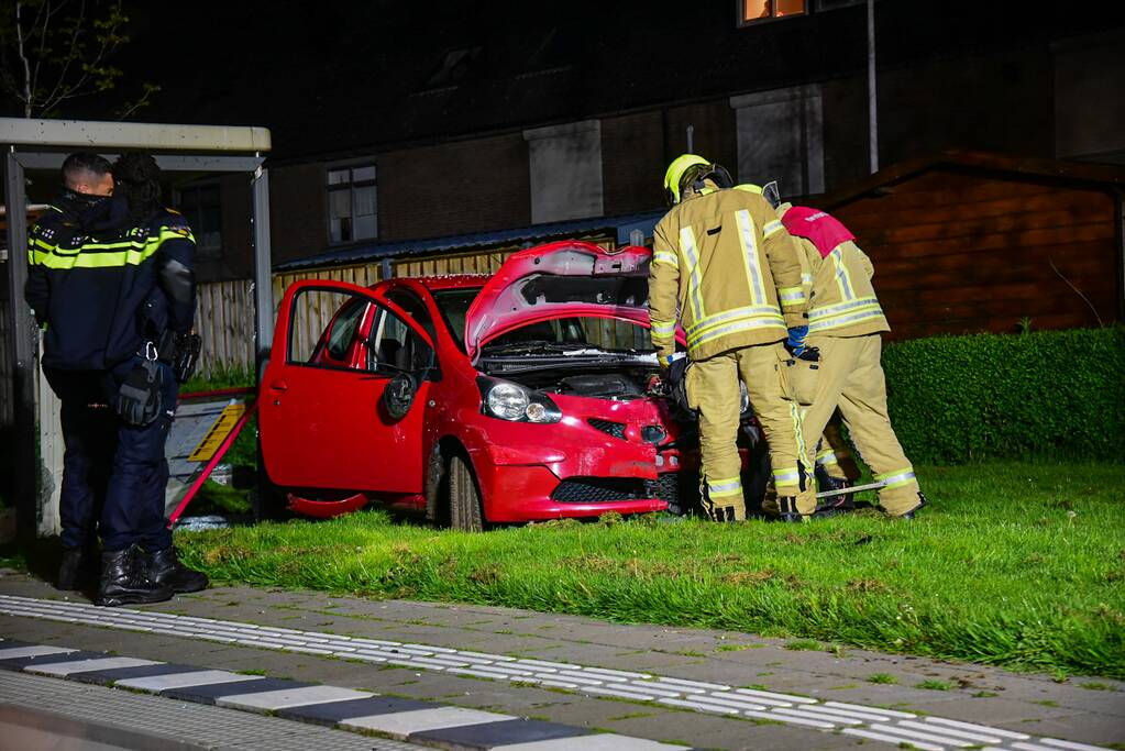 Personenauto botst in bushok