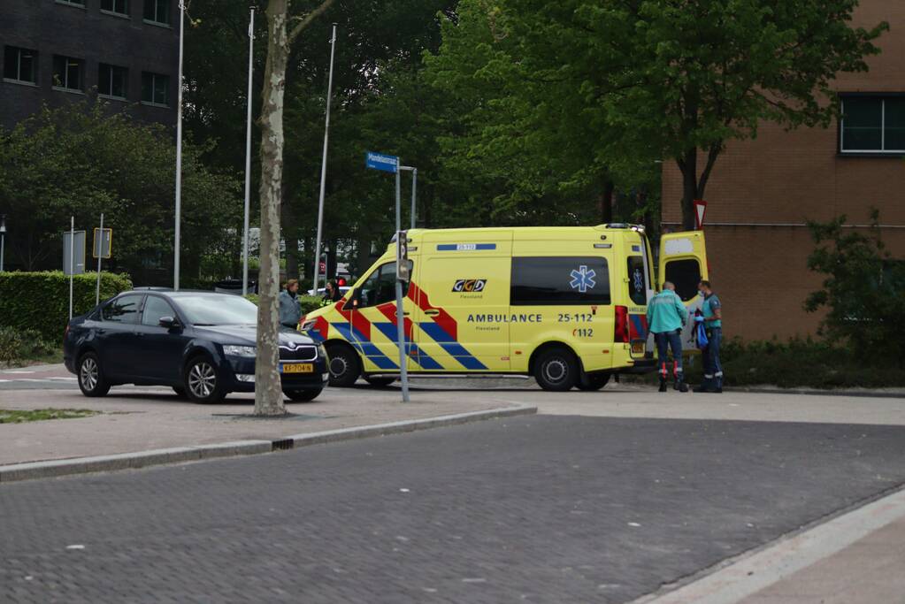 Auto botst op bromfiets