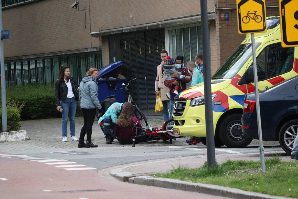 Auto botst op bromfiets