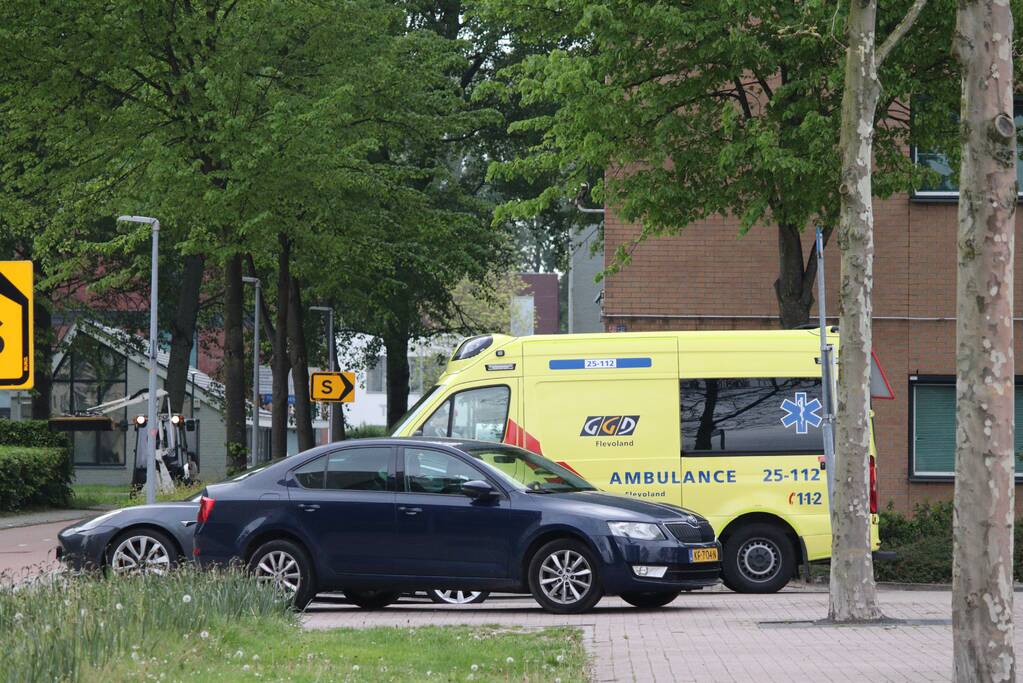 Auto botst op bromfiets
