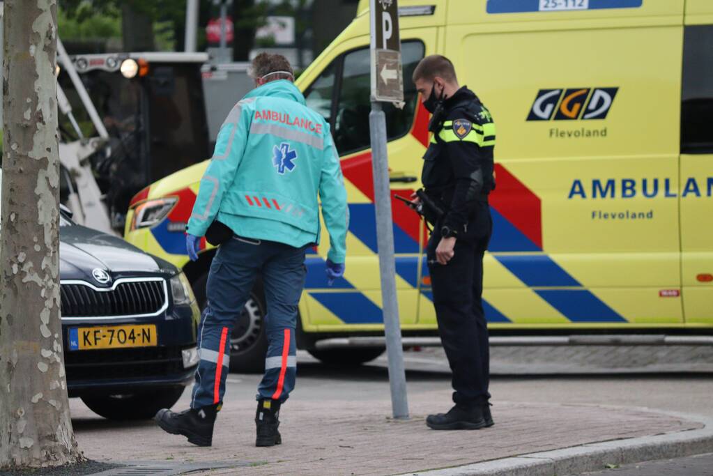 Auto botst op bromfiets