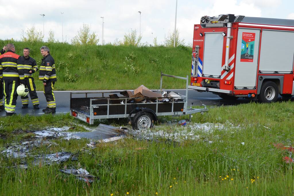 Aanhanger met afval vat vlam