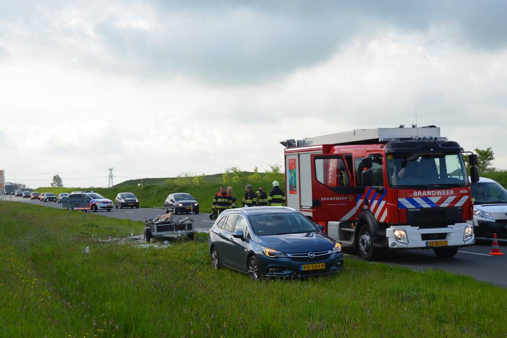 Aanhanger met afval vat vlam