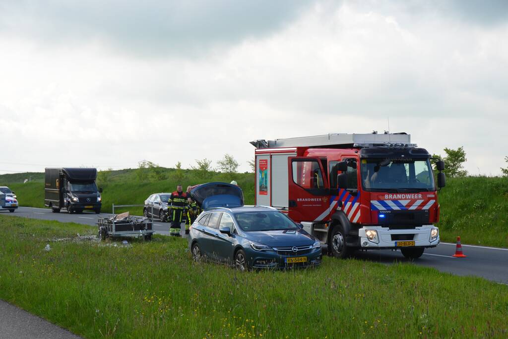 Aanhanger met afval vat vlam