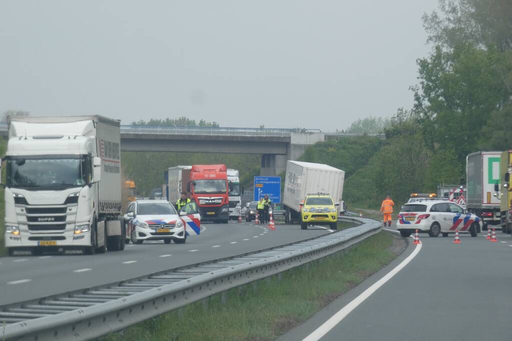 Vrachtwagencombinatie verliest trailer