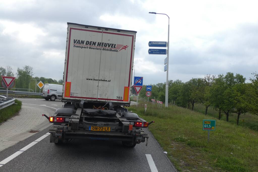 Vrachtwagencombinatie verliest trailer