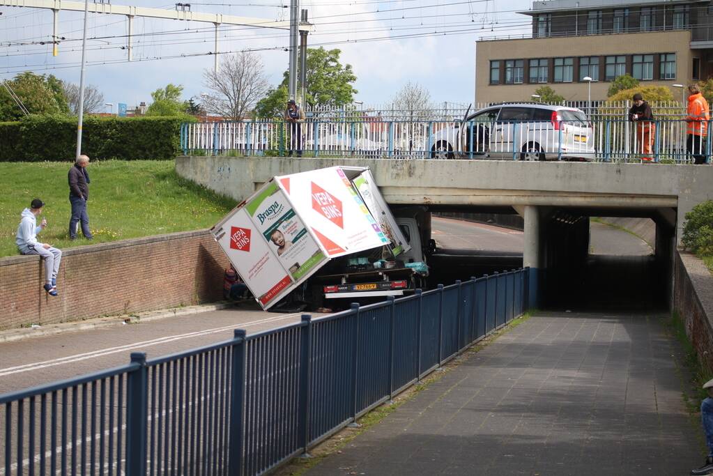 Bestelwagen botst op spoorviaduct