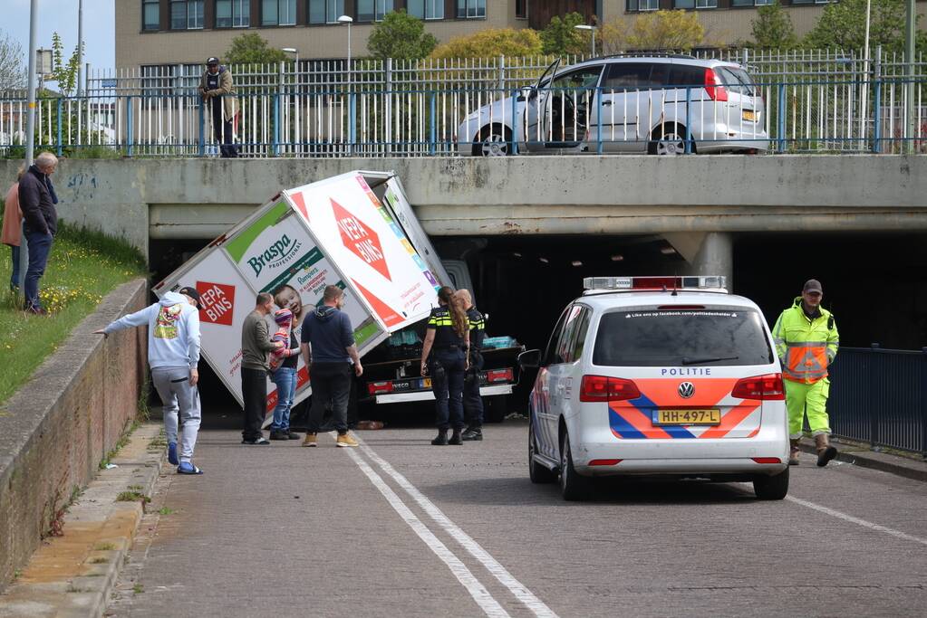 Bestelwagen botst op spoorviaduct
