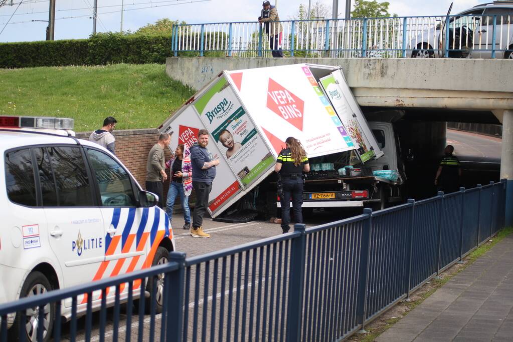 Bestelwagen botst op spoorviaduct