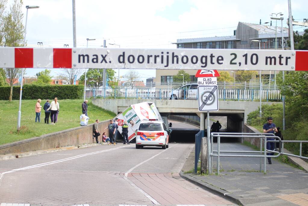 Bestelwagen botst op spoorviaduct