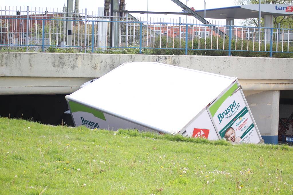 Bestelwagen botst op spoorviaduct