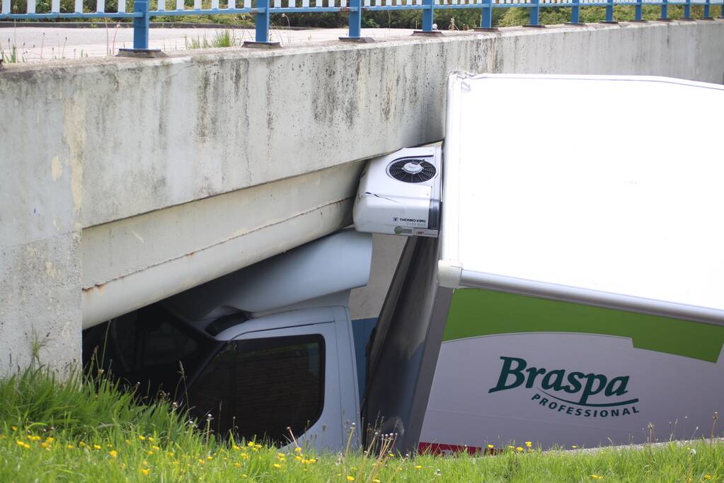 Bestelwagen botst op spoorviaduct