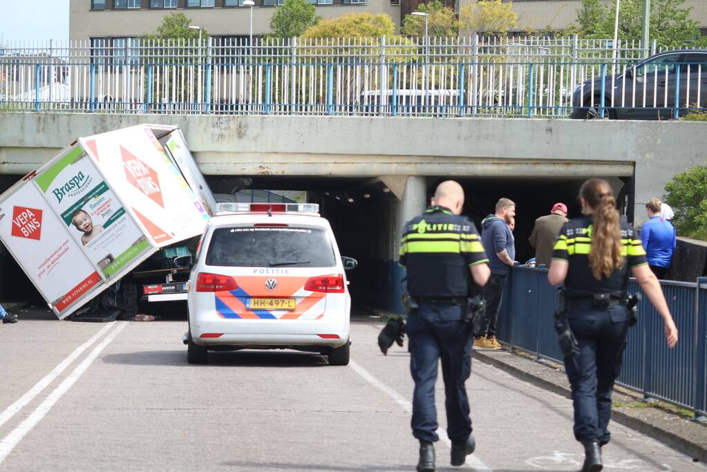 Bestelwagen botst op spoorviaduct