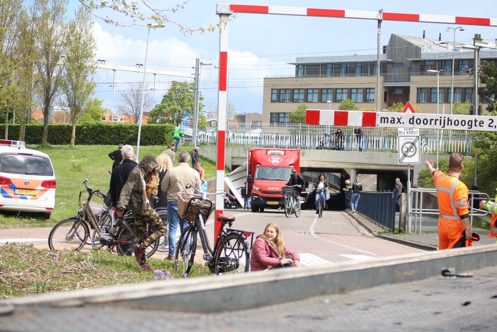 Bestelwagen botst op spoorviaduct