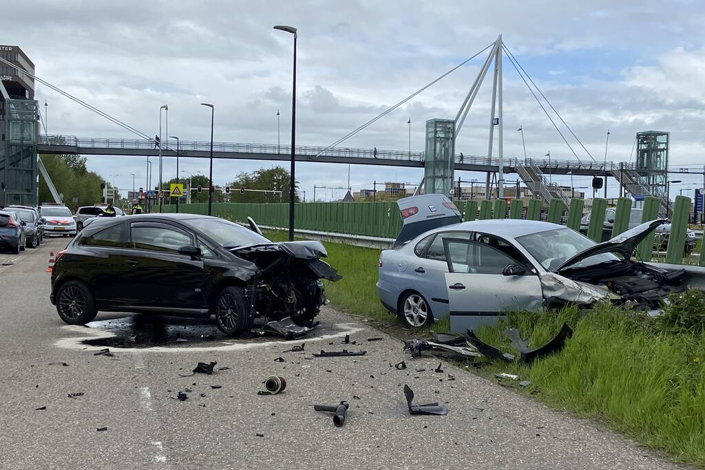 Veel schade bij flinke crash