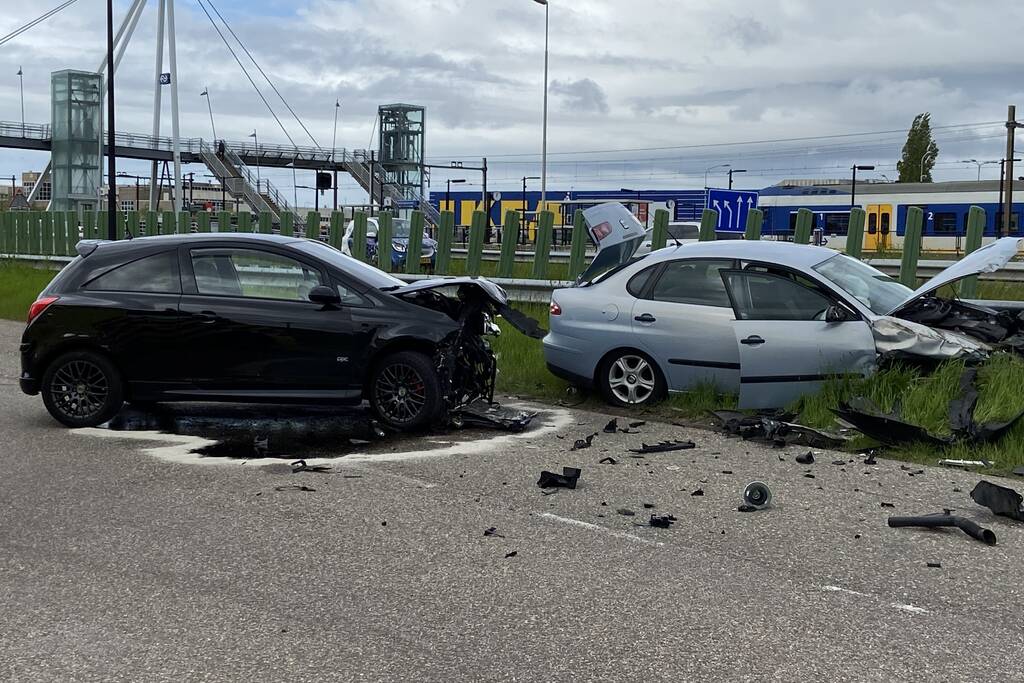 Veel schade bij flinke crash