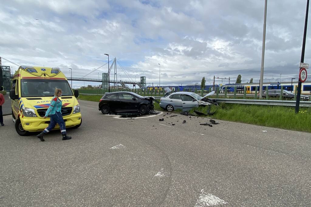 Veel schade bij flinke crash