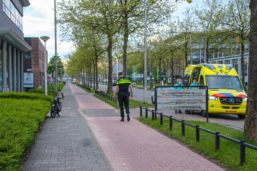 Scooterrijder onderuit op fietspad