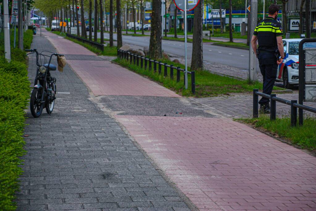 Scooterrijder onderuit op fietspad