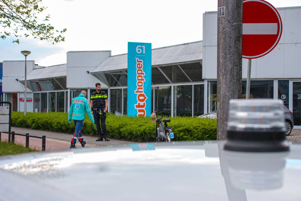 Scooterrijder onderuit op fietspad