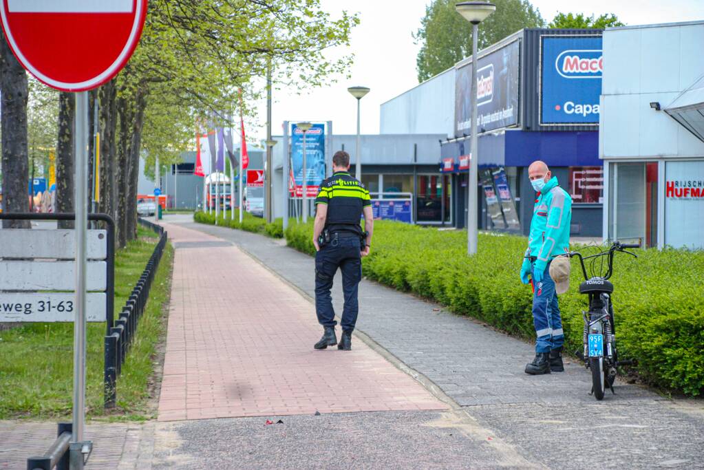Scooterrijder onderuit op fietspad