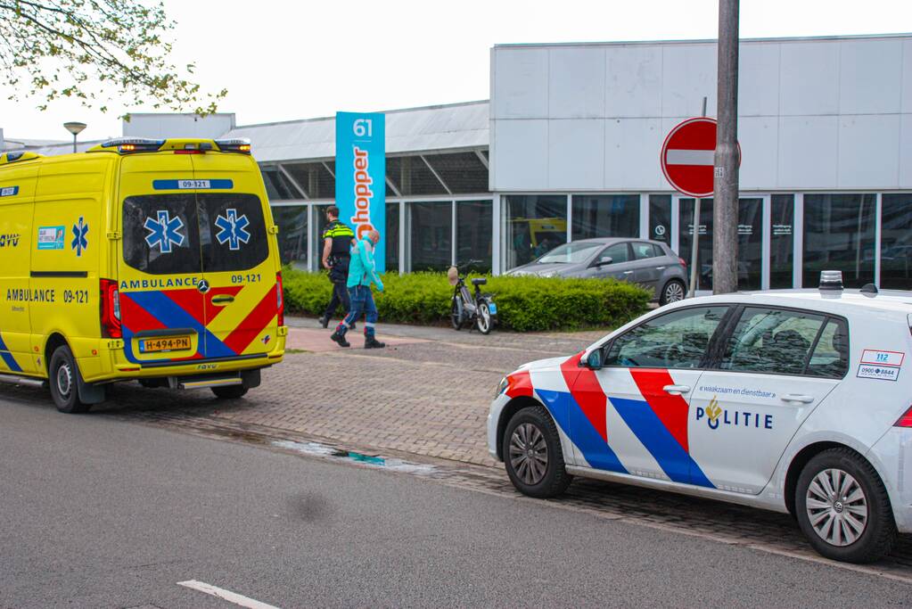 Scooterrijder onderuit op fietspad