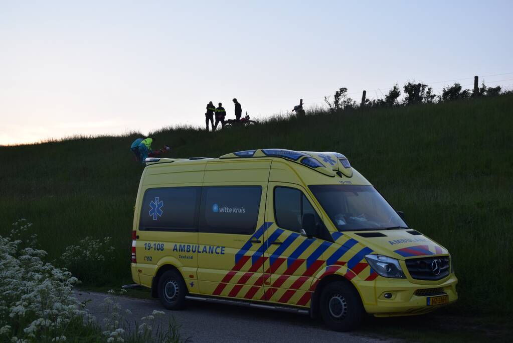 Motorrijder gewond na val op dijk