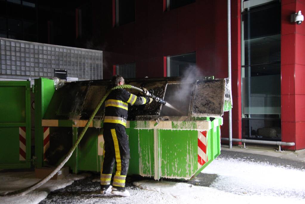 Bouwcontainer vol papier vat vlam