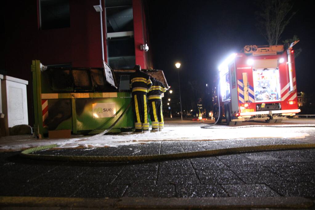 Bouwcontainer vol papier vat vlam