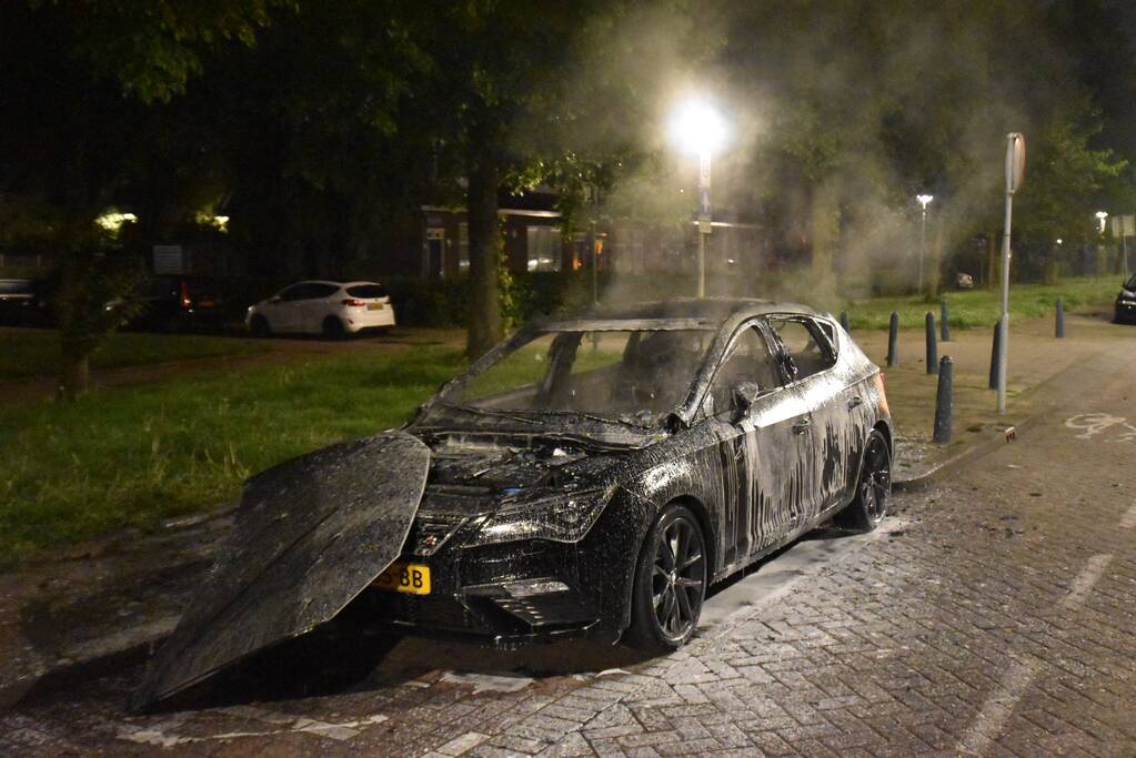 Geparkeerde auto volledig uitgebrand