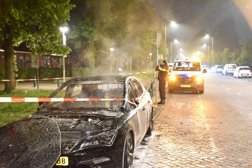 Geparkeerde auto volledig uitgebrand