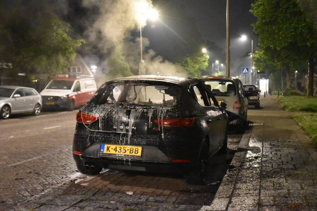 Geparkeerde auto volledig uitgebrand