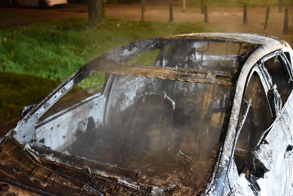 Geparkeerde auto volledig uitgebrand