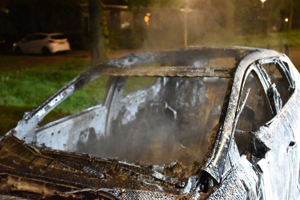 Geparkeerde auto volledig uitgebrand