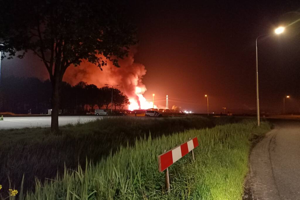 Twee schuren met fruitkisten verwoest door brand