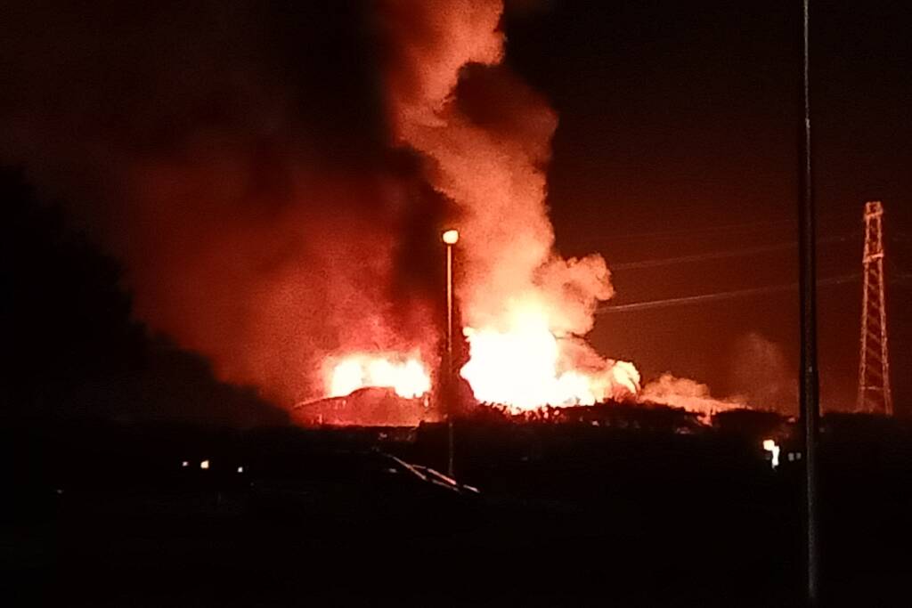 Twee schuren met fruitkisten verwoest door brand