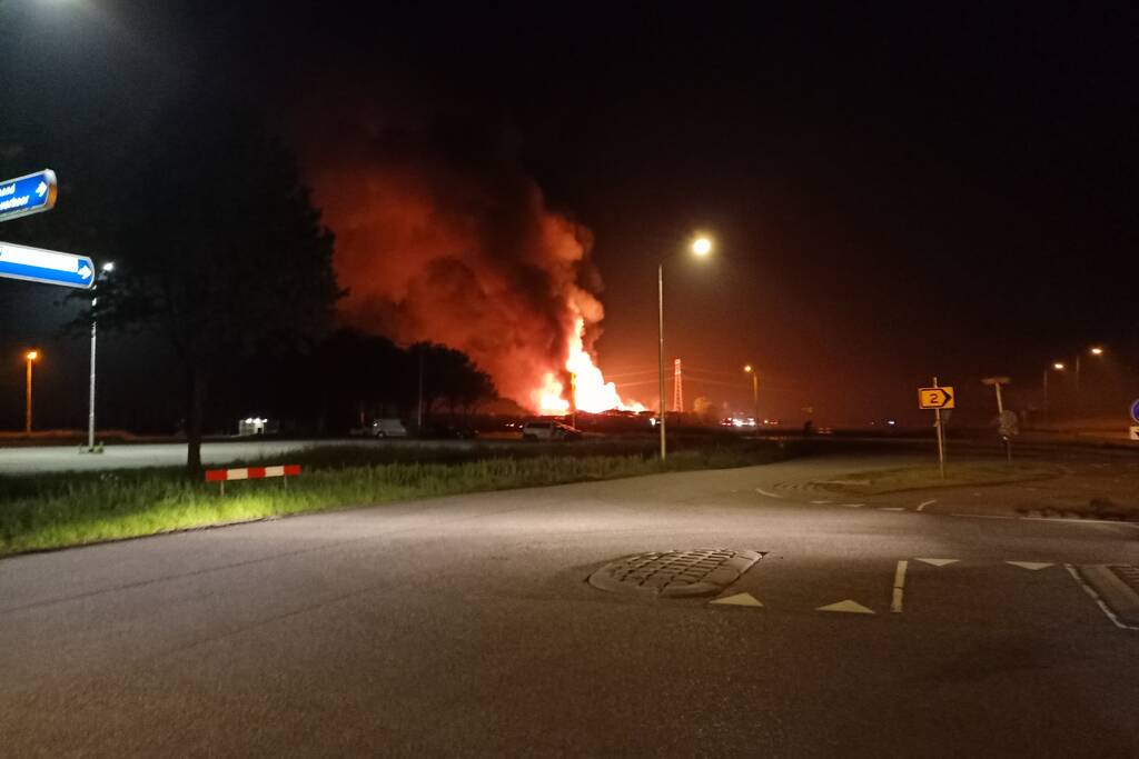 Twee schuren met fruitkisten verwoest door brand