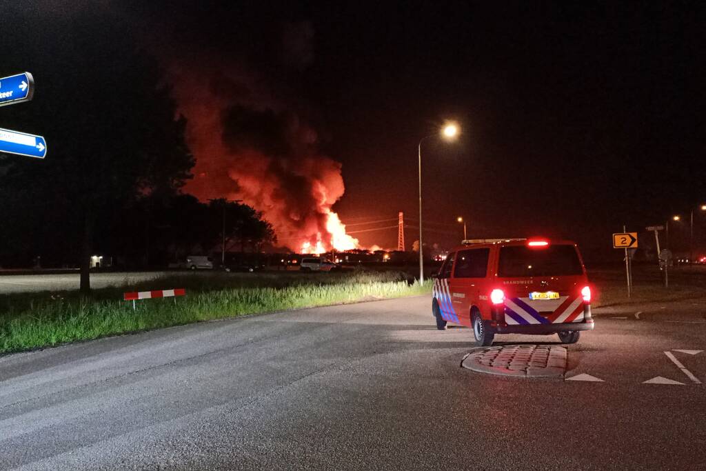 Twee schuren met fruitkisten verwoest door brand