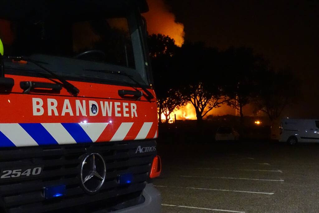 Twee schuren met fruitkisten verwoest door brand