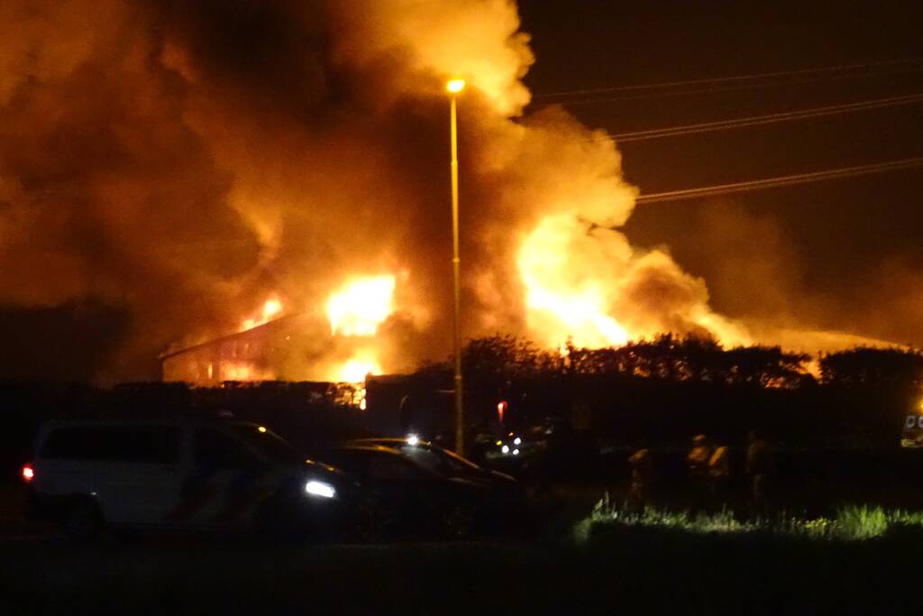 Twee schuren met fruitkisten verwoest door brand